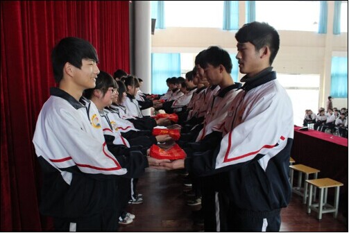 给学生一个舞台 他们会还你一个精彩——霍山文峰学校 "班级全员值日
