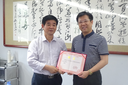 我校刘彬校长为陈雨亭博士颁发聘书