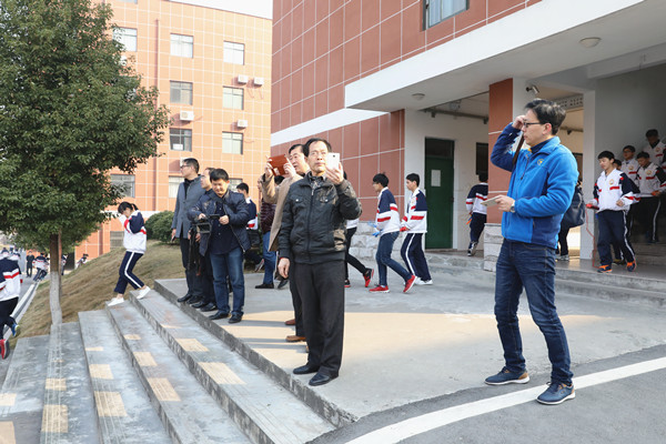 3月8日,淮南市凤台四中朱勇副校长一行18人到我校参观交流.