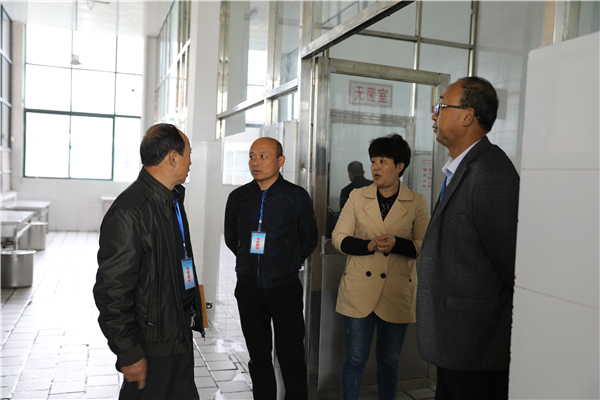 确保食品安全 霍山文峰学校膳食委员会对学校食堂进行督查