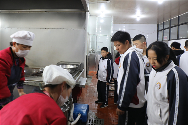 观食堂 话三餐 | 霍山文峰学校学生代表走进食堂参观座谈