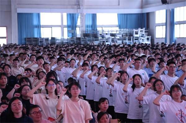 十八而志  大任始承∣霍山文峰学校隆重举行2024年高三年级成人礼仪式